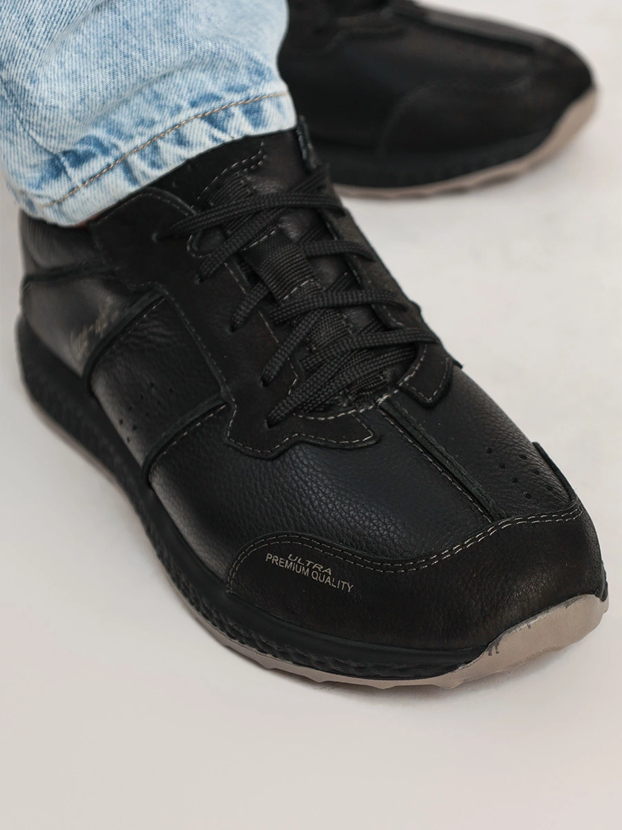 Кроссовки черные с объемными швами